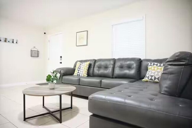 Building Photo - 826 N Lincoln Ave