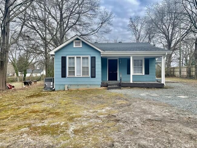 Primary Photo - Take a look at this Adorable 3 bedroom 1 b...