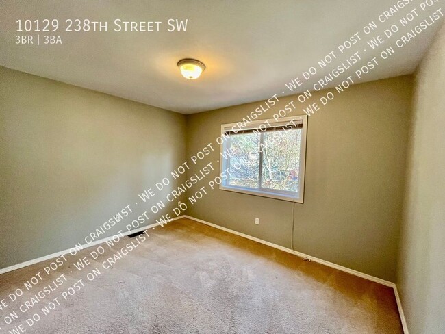 Building Photo - Edmonds 3bed 2.5 House with large yard clo...