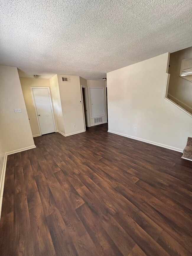 Building Photo - RG-139 Valencia Dr.