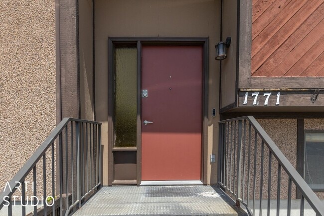 Building Photo - Fully Renovated 4-Bedroom Townhome in Prim...