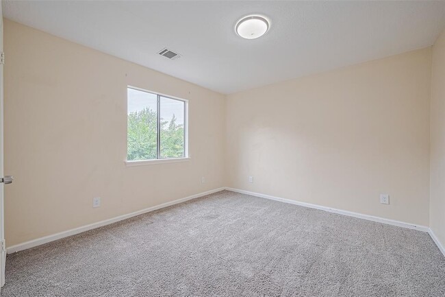 Building Photo - 2107 Shadowbriar Dr