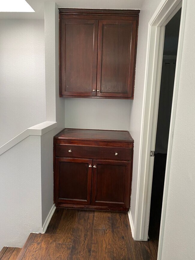 Building Photo - 3-Bedroom Townhome in Desirable Village Pa...