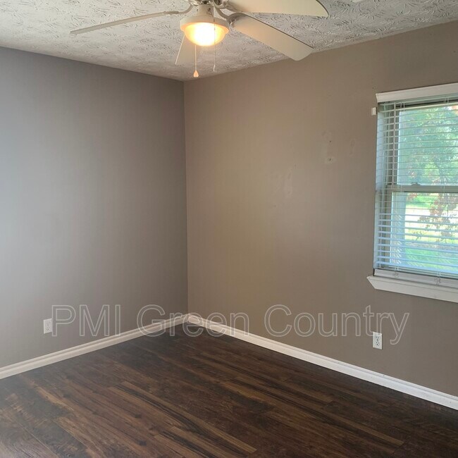 Building Photo - 241 Suburban Ln
