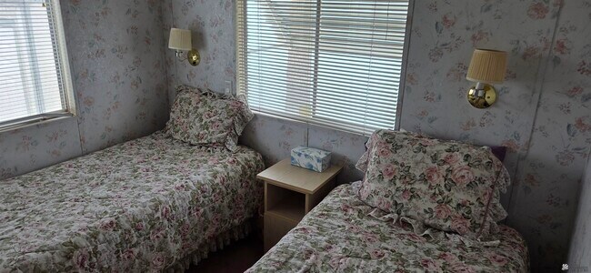 Building Photo - 5707 E 32nd St