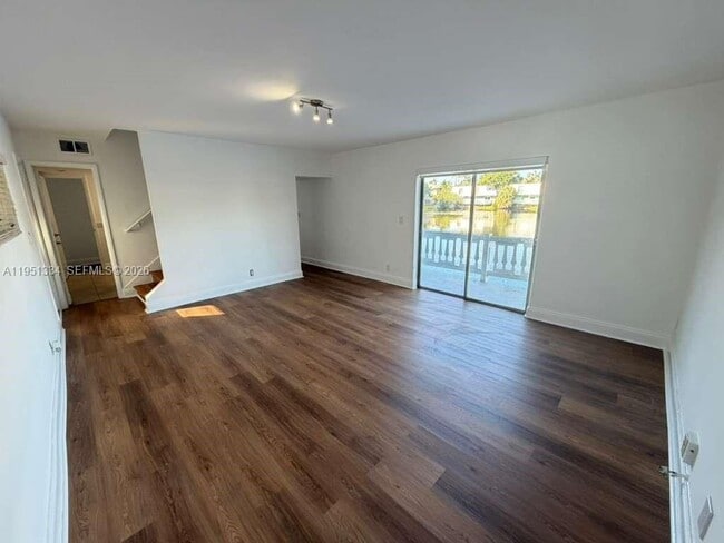 Building Photo - 1361 NE 40th Pl