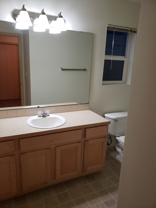 Building Photo - Gem Heights Spaciousness