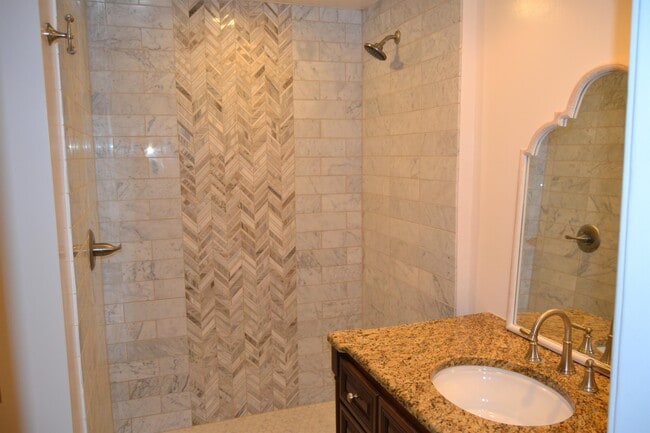 Building Photo - 1022 Pontiac St