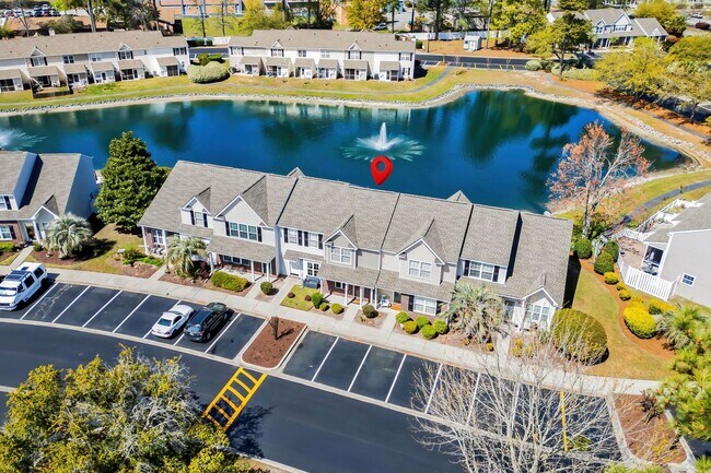 Building Photo - Charming Townhome with Water Views near The Market Common!