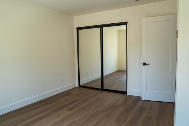 Building Photo - Completely Remodeled 3br Townhome in UTC