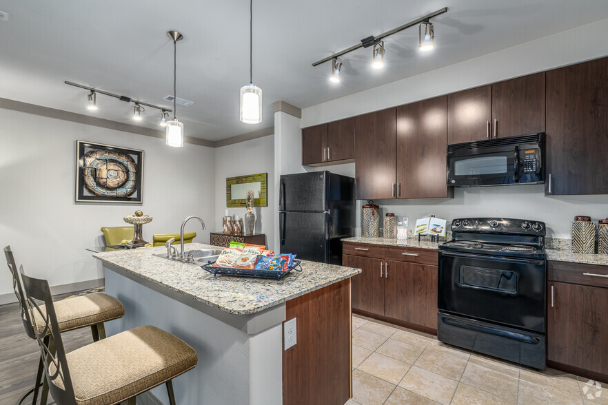 1BR, 1BA - 789SF - Kitchen - Ten Oaks