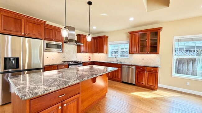 Building Photo - Desirable Mountain View 4 Bed + 3.5 Bath + Office Home. Close to Downtown Mountain View. Great Lo...