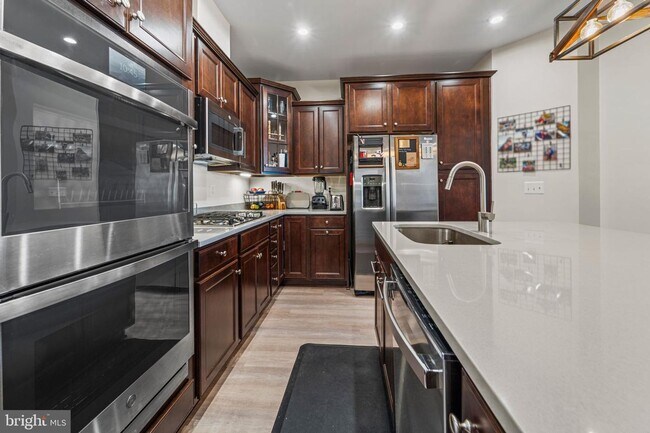 Building Photo - This beautiful 3 bed 2.5 bath 2-story condo provides a grand feeling with tall ceilings & over 16...