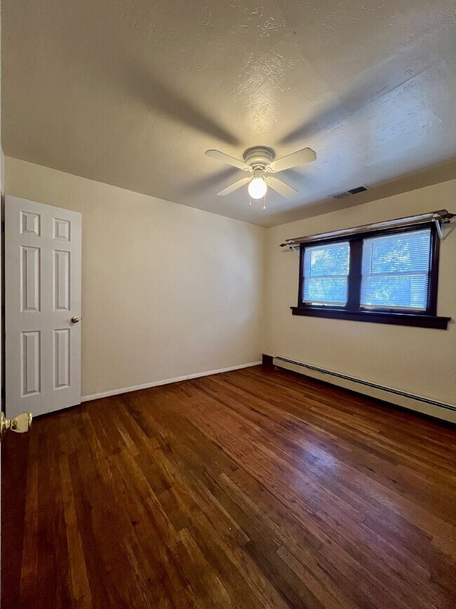 Building Photo - Location, Location, Location! Convenient to UNM campus and Nob Hill shops and restaurants!