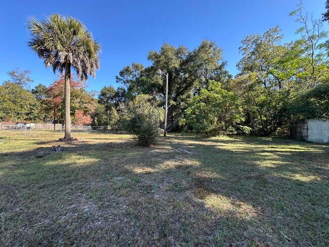 Building Photo - 697 Green St