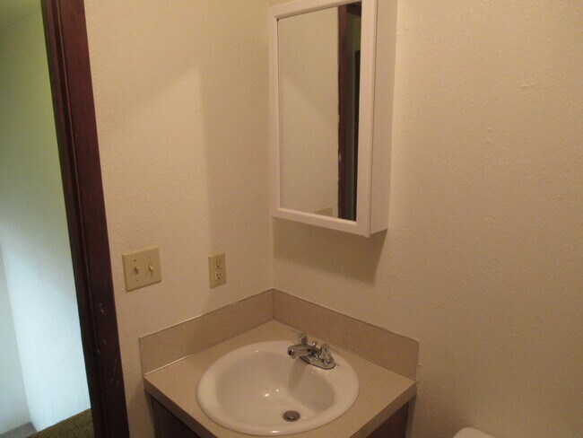 Building Photo - Nice Clean Two Bedroom w/ Private Backyard