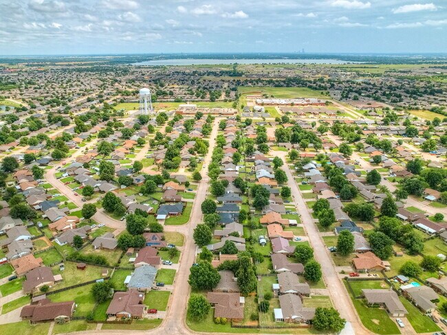 Building Photo - Updated 4-Bedroom Home with Spacious Layou...
