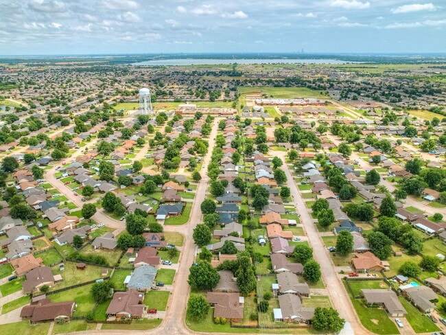 Building Photo - Updated 4-Bedroom Home with Spacious Layout & Modern Touches