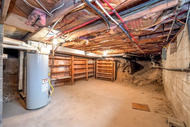 Building Photo - Beautiful Newly Renovated 3 Bed - 1 Bath Pet Friendly Home in Bountiful! Available NOW!