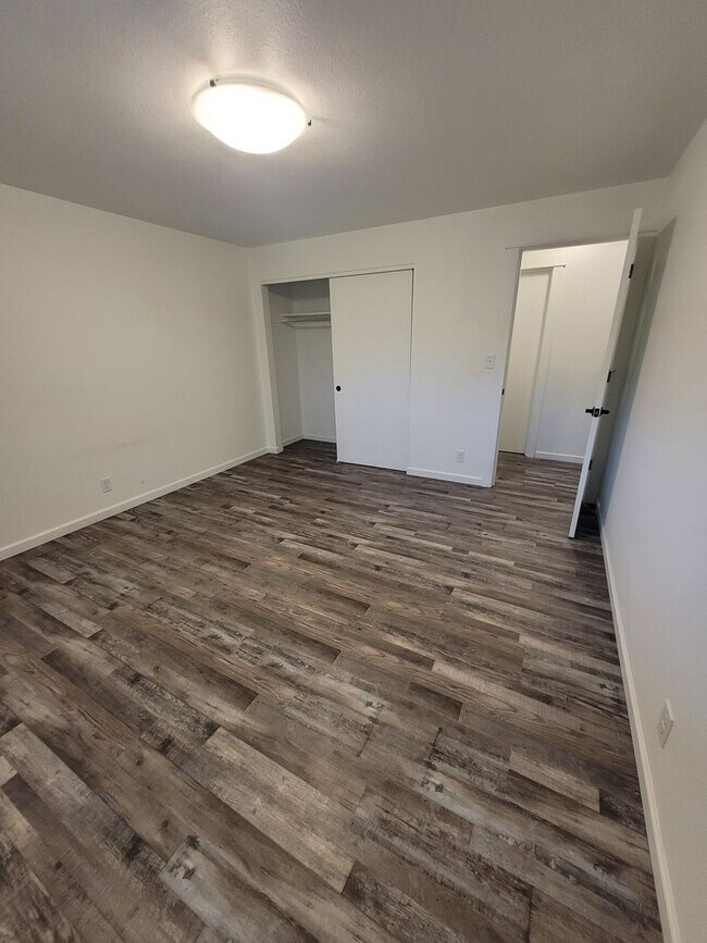 Building Photo - Updated, Single Level Home, 3BD/3BA, corne...