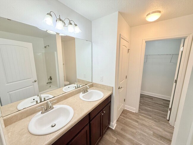 Building Photo - 3-Bedroom Home - Ashley Place