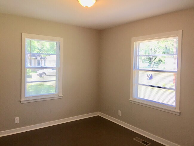 Building Photo - 756 Meadowbrook Dr