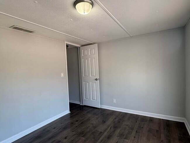 Building Photo - 107 Gouge Dr