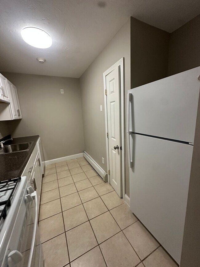 Building Photo - Spacious 1 Bed/ 1 Bath in Cranston!