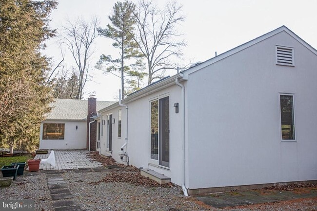 Building Photo - 92 Overbrook Dr