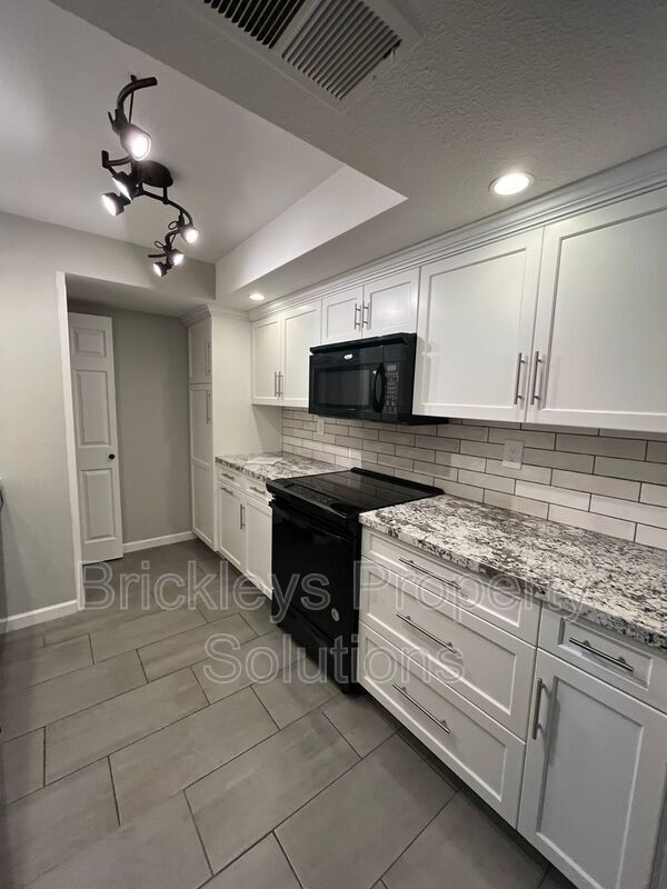 Building Photo - 8500 E Indian School Rd