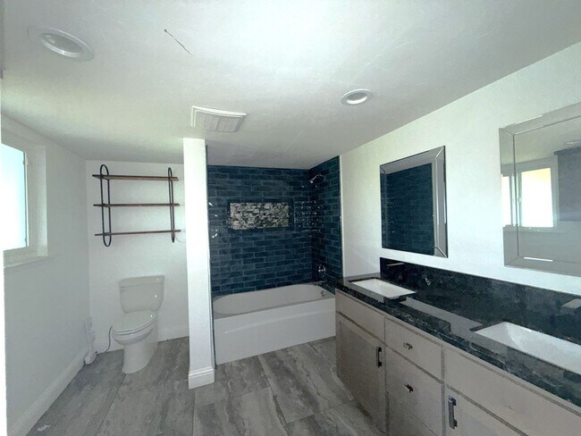 Building Photo - 4-bedroom, 2-bathroom home located in the vibrant city of Visalia, CA.