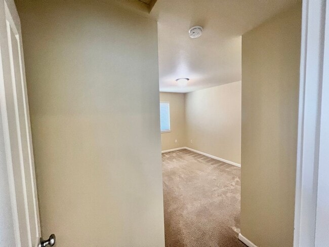 Building Photo - MOVE IN READY: 4bd 2.5ba 2,086 sq ft