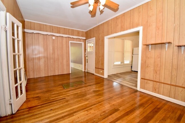 Building Photo - Three Bedroom Close to Tech!