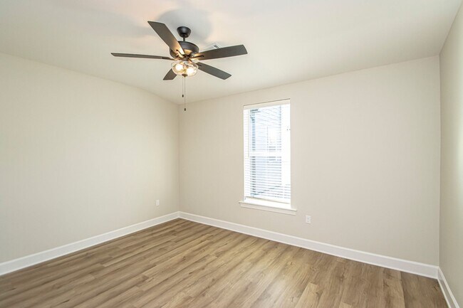 Building Photo - 2 Bed 2 Bath 2 Car Garage Townhome in Rock...