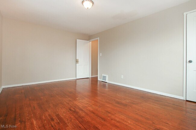 Building Photo - 257 E 250th St