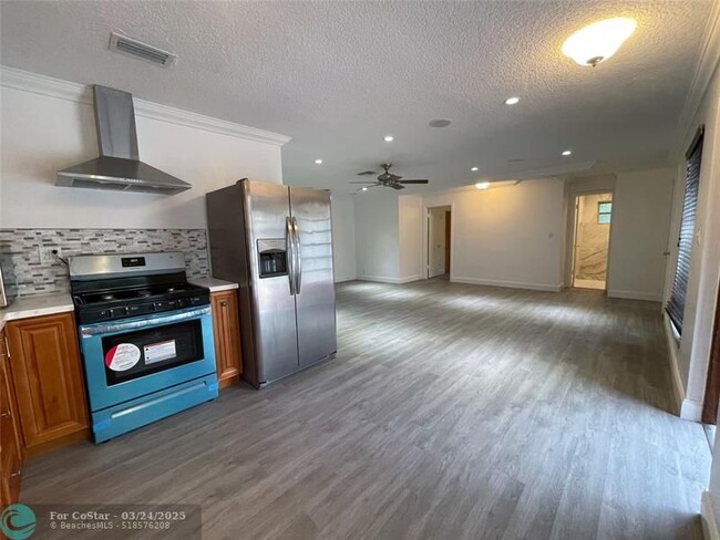 Building Photo - 641 SW 8th Ave