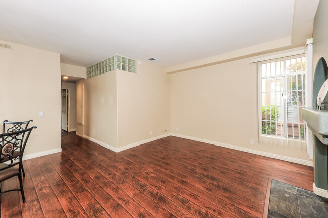 Building Photo - 3547 Cameo Dr