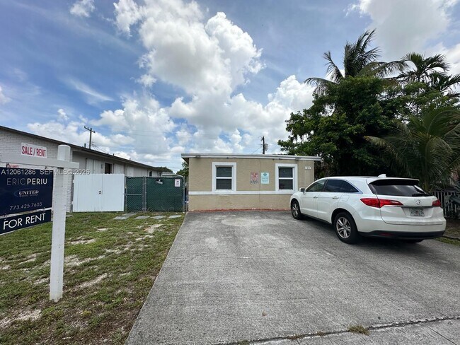 Building Photo - 728 SW 6th St