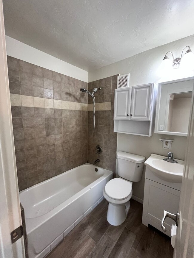 Building Photo - Spacious 1BR Guest House in Blenman-Elm – ...
