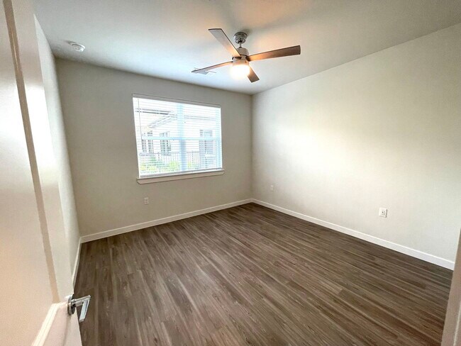 Building Photo - 9219 Vista W Dr