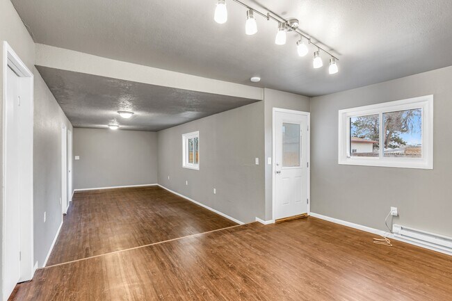 Building Photo - 2072 Oriole Rd