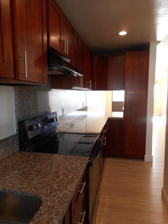 Building Photo - Pearl Horizon Split-Level Townhouse 2 bedrooms, 1.5 bath with 2 parking stalls