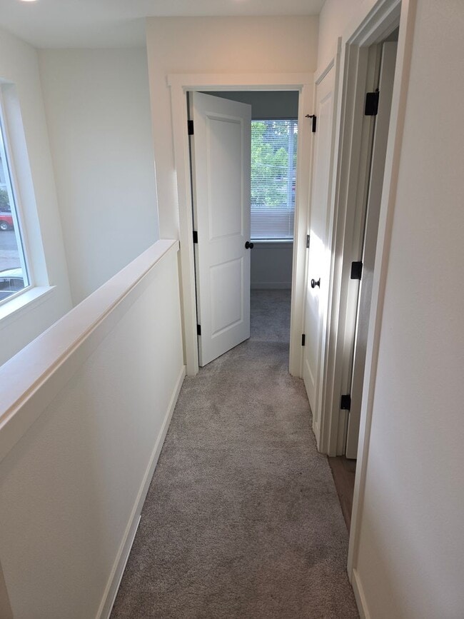 Building Photo - Sleek & Chic! 2 level 2 Bed/1.5 ba 814 Sf