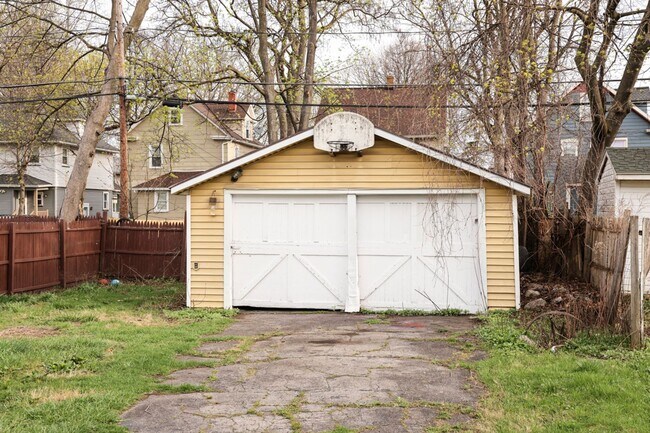 Building Photo - GREAT SINGLE FAMILY HOUSE . WAITING FOR YOU TO CALL HOME !!