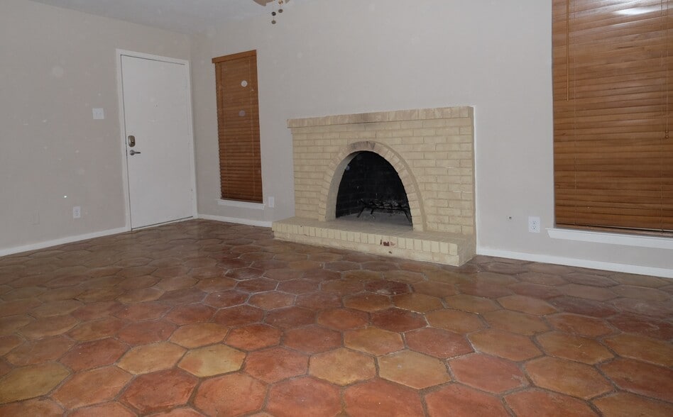 Building Photo - 7727 Meadow Park Dr