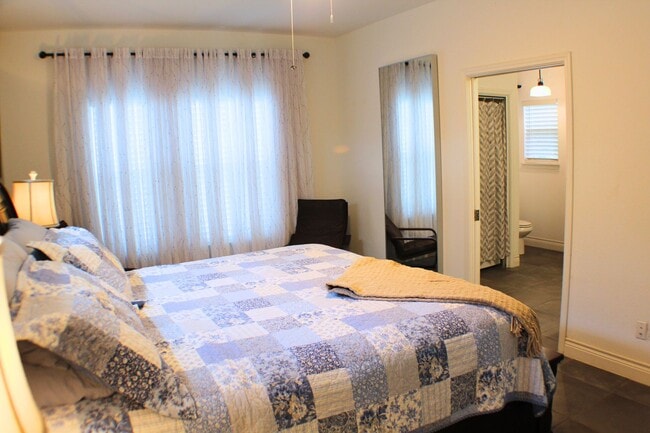 Building Photo - CANYON LAKE HILLS