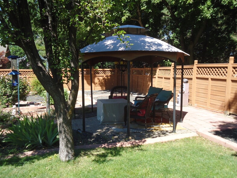 Gazebo - 528 E Knoll Dr