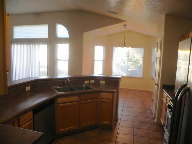 Building Photo - Great Single Story Home In Highly Desirabl...