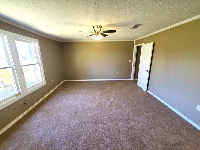 Building Photo - 223 S Willow St