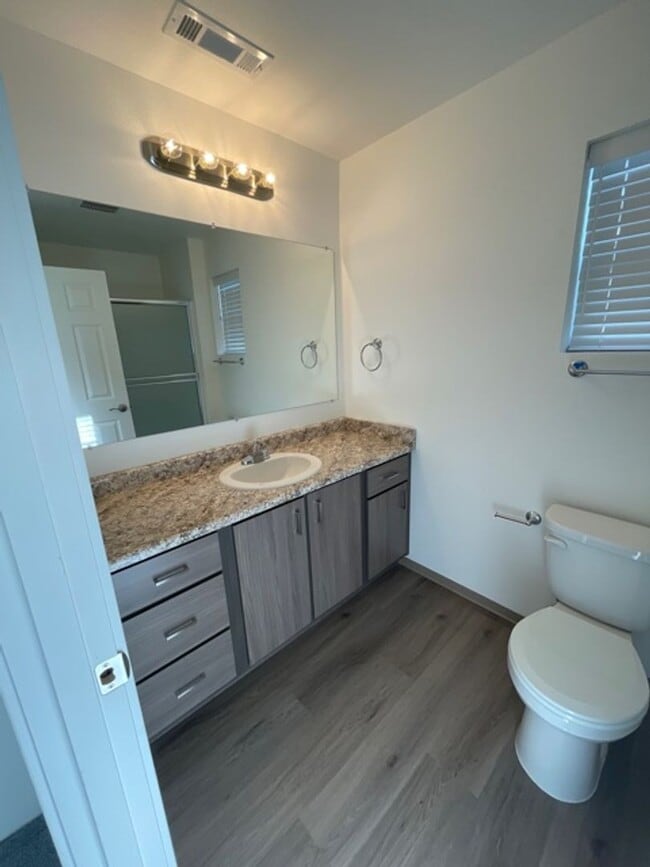 Building Photo - 2 STORY DUPLEX IN THE HEART OF PHOENIX OREGON